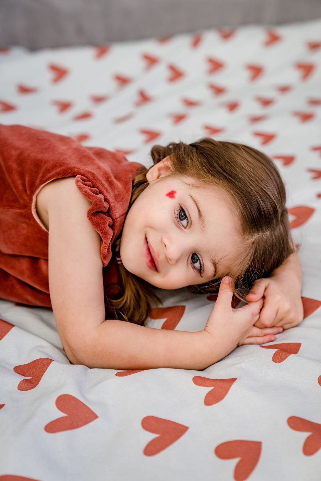 Heartbeat Cotto Κουβέρτα Blue στρωμένη σε κρεβάτι και πάνω της ένα παιδί