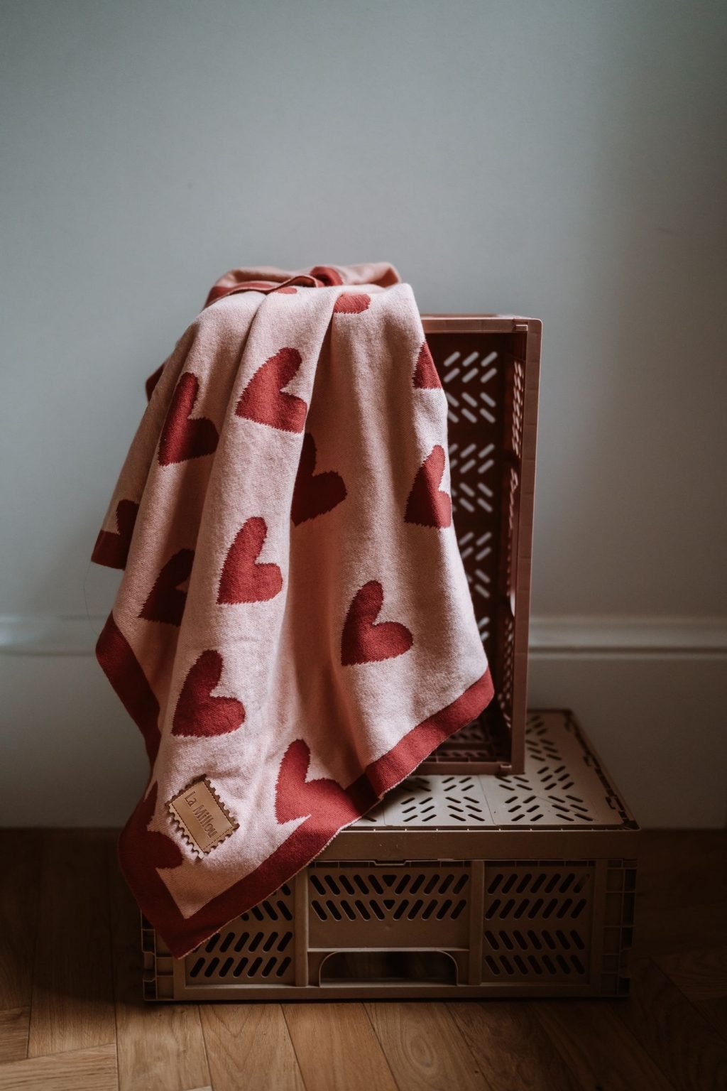 Heartbeat Πλεκτή Βαμβακερή Κουβέρτα Pink τοποθετημένη σε καρέκλα
