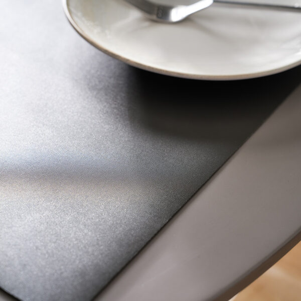 Neva Σουπλά Graphite Black πάνω σε τραπέζι με πιάτο