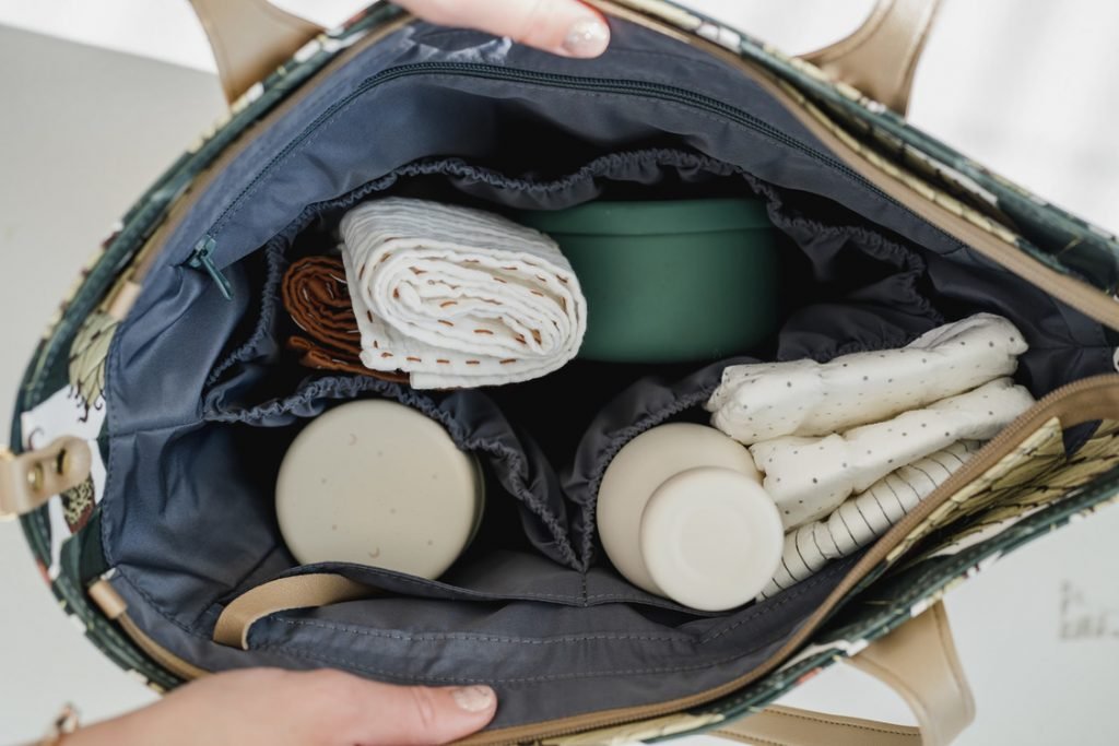 ABC Farm Mommy's Bag, μέσα στην οποία έχει διάφορα αξεσουάρ