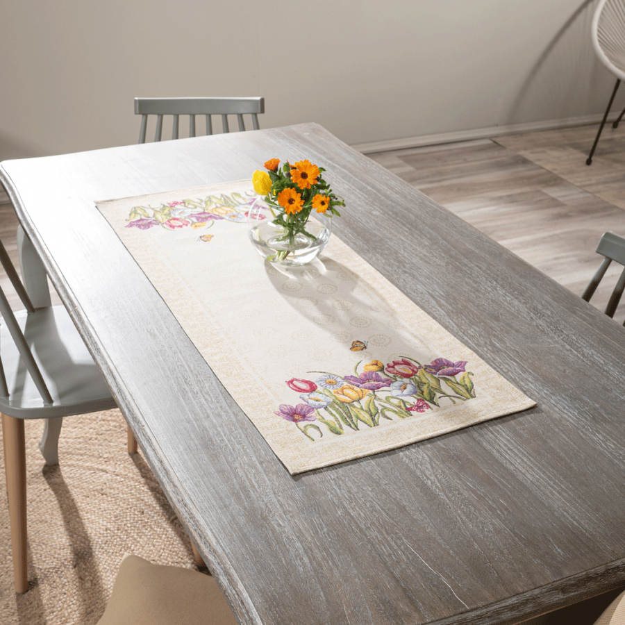 Cambello runner στρωμένο σε τραπέζι