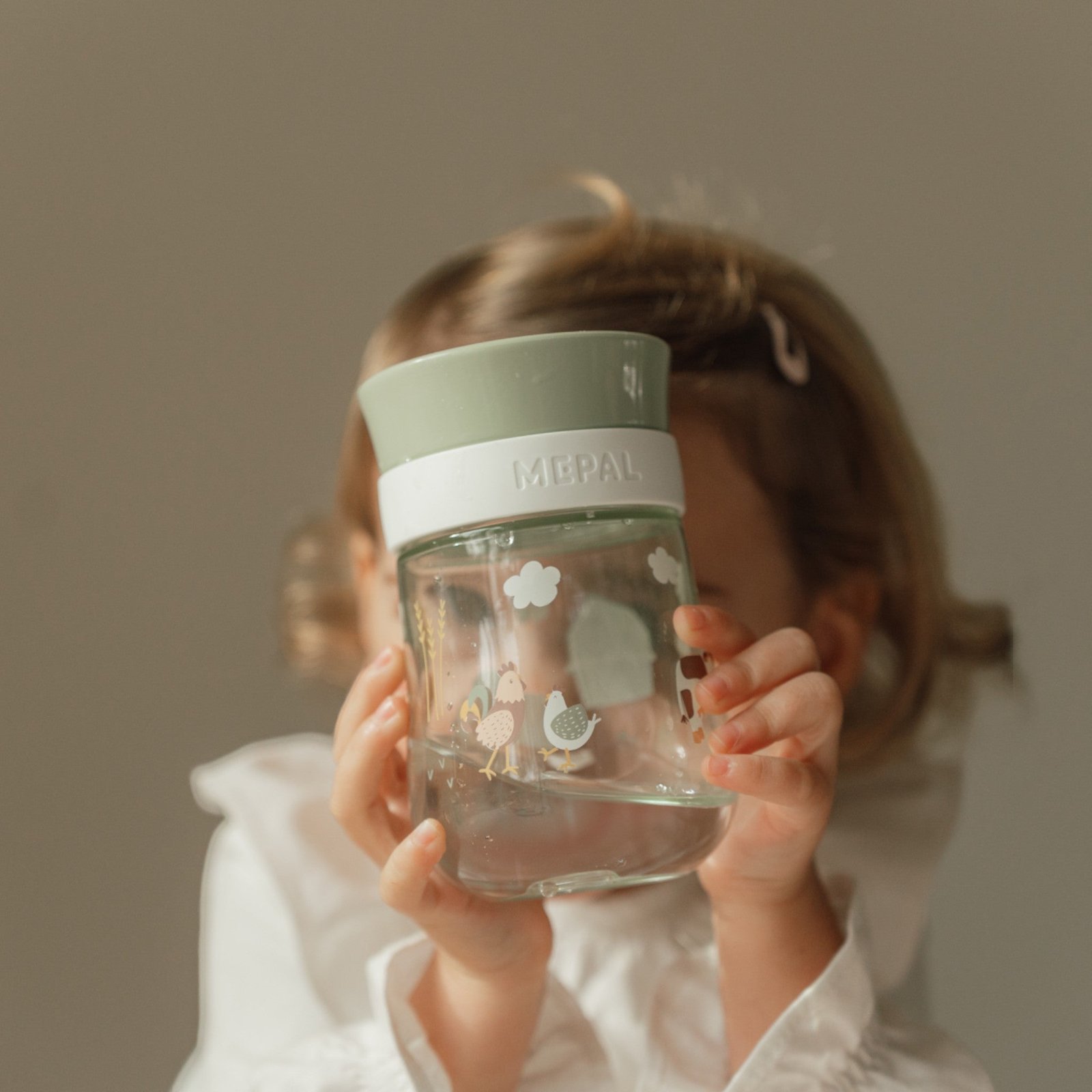 Little Farm Εκπαιδευτικό Ποτηράκι Περιμετρικό, με το οποίο πίνει ένα παιδάκι