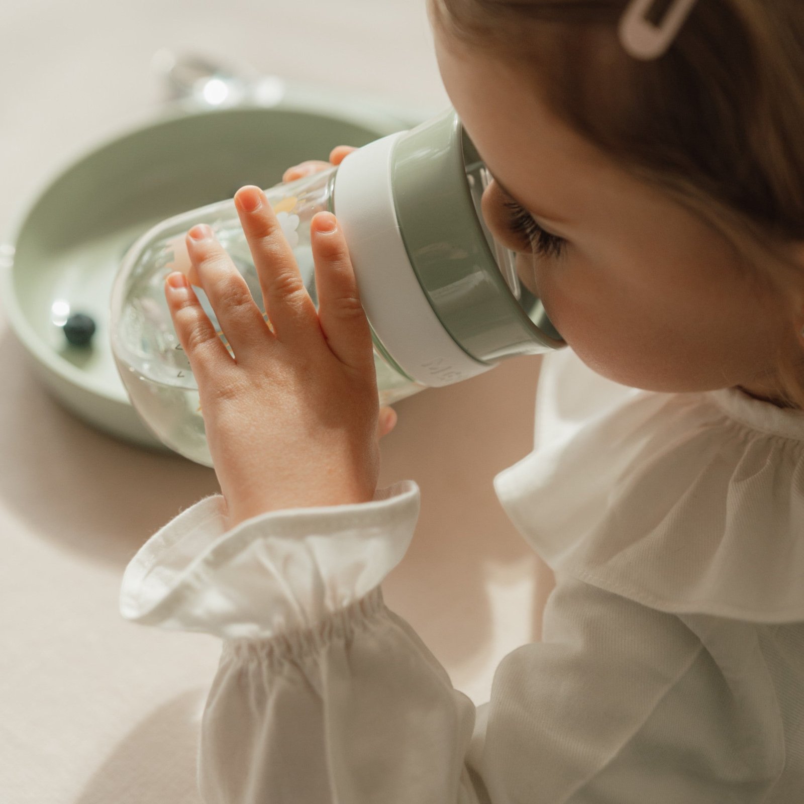 Little Farm Εκπαιδευτικό Ποτηράκι Περιμετρικό, με το οποίο πίνει ένα παιδάκι