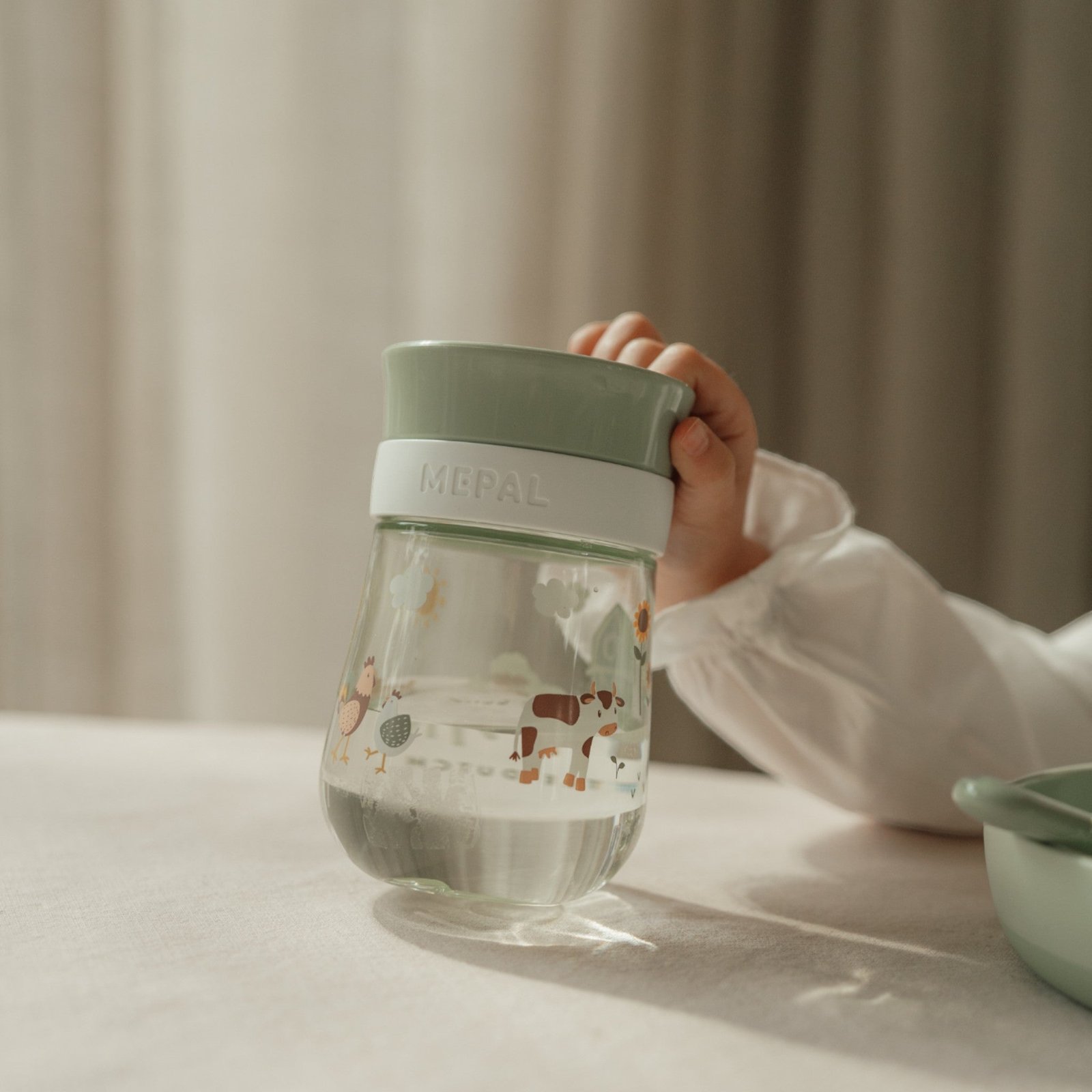 Little Farm Εκπαιδευτικό Ποτηράκι Περιμετρικό, με το οποίο πίνει ένα παιδάκι