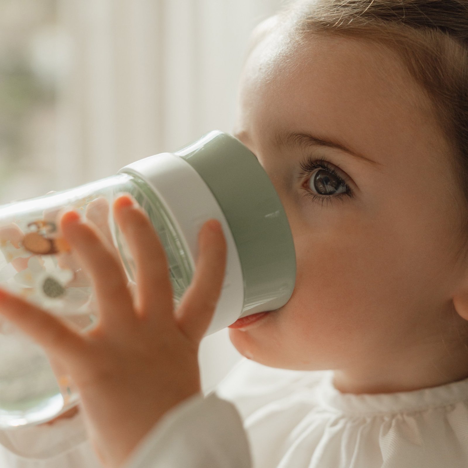 Little Farm Εκπαιδευτικό Ποτηράκι Περιμετρικό, με το οποίο πίνει ένα παιδάκι