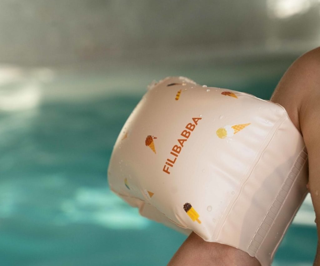 Cool Summer Μπρατσάκια φορεμένα από ένα παιδάκι