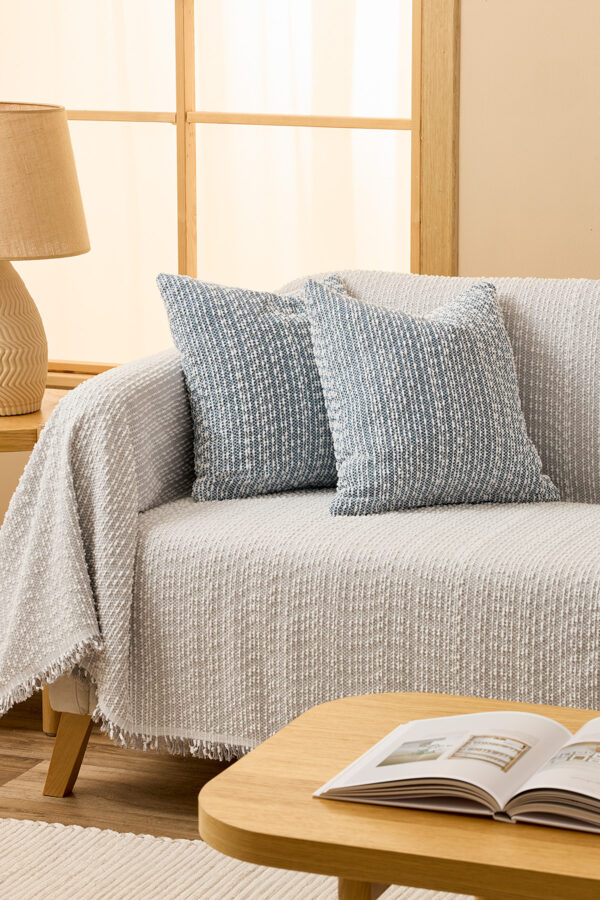Curly Ριχτάρι Grey, από 80% βαμβάκι και 20% πολυεστέρα, στρωμένο σε καναπέ