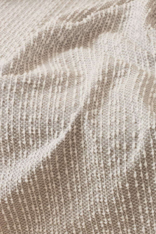 Curly Ριχτάρι Grey, από 80% βαμβάκι και 20% πολυεστέρα, στρωμένο σε καναπέ