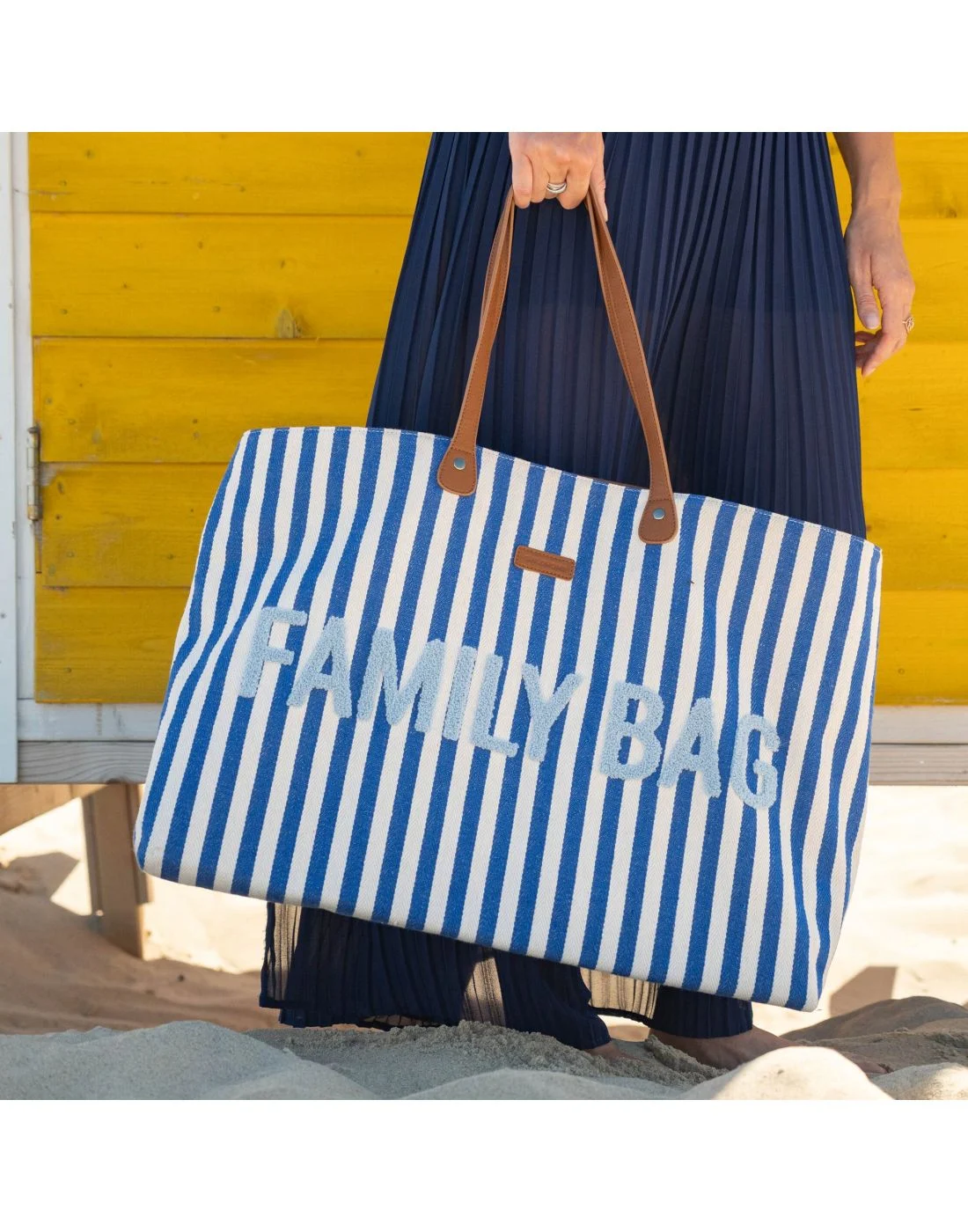 Family Bag Stripes Electric Blue, την οποία κρατάει μια γυναίκα