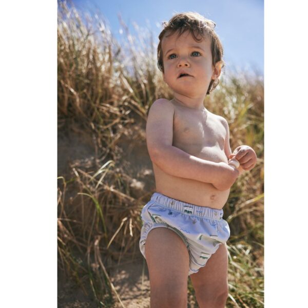 Surf Boy Πάνα Μαγιό φορεμένο από ένα παιδάκι