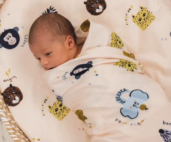 Friends Bamboo Κουβέρτα Swaddle τυλιγμένη σε ένα βρέφος