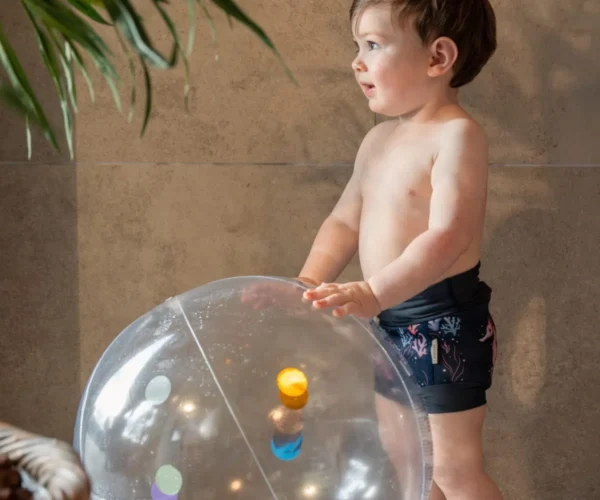 Rainbow Reef Beach Ball Confetti, με την οποία παίζει ένα παιδάκι