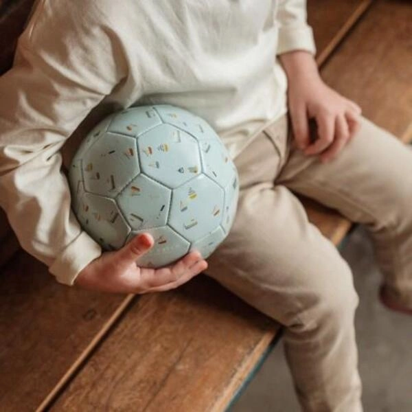 Sailors Bay Μικρή Μπάλα, το οποίο κρατάει ένα παιδάκι