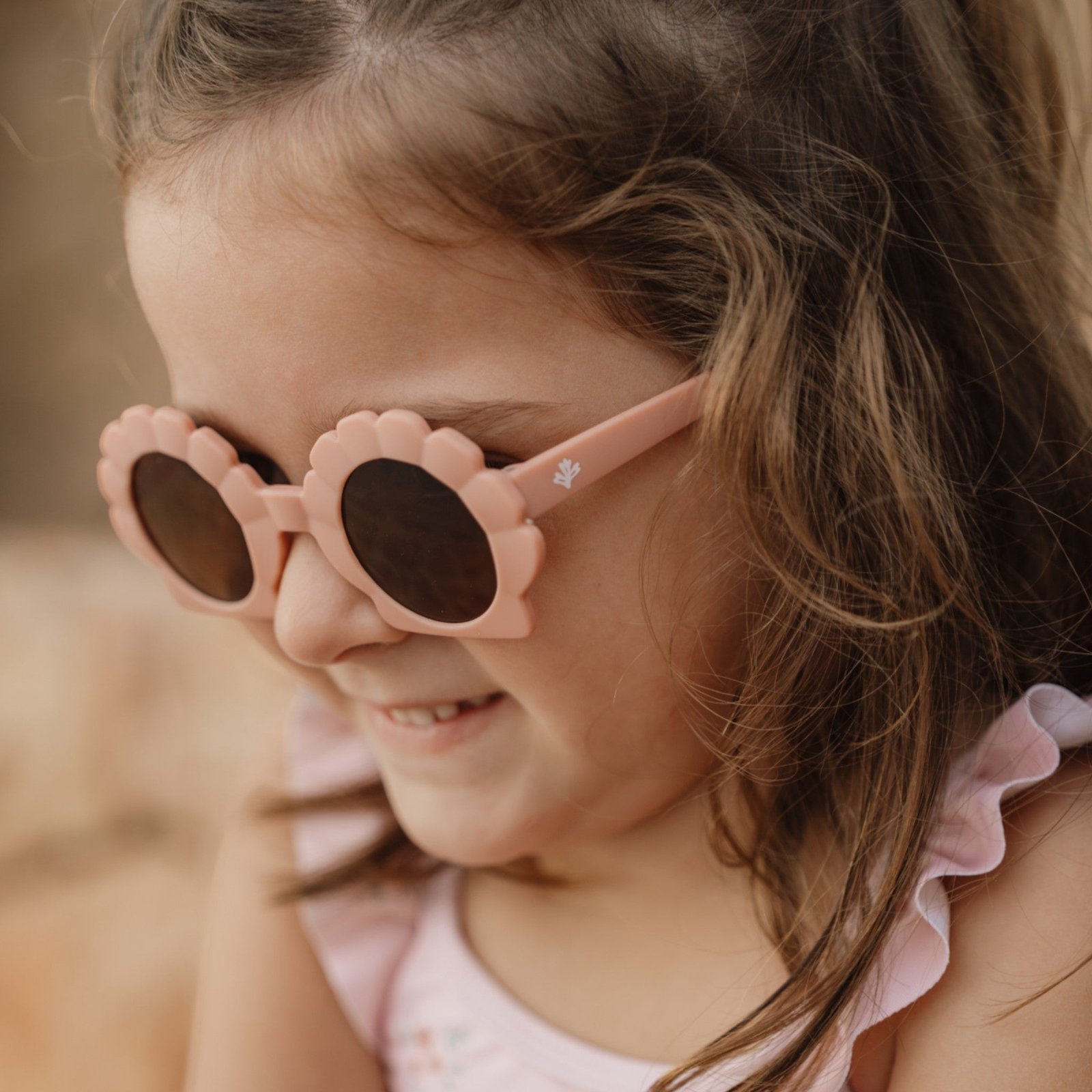 Shell Γυαλιά Ηλίου Pink φορεμένα από ένα παιδάκι