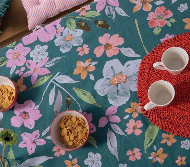 Valia Τραπεζομάντηλο, στρωμένο σε τραπέζι