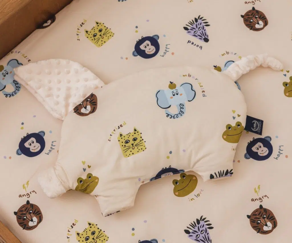 Friends Sleepy Pig Ecru τοποθετημένο πάνω σε κρεβάτι