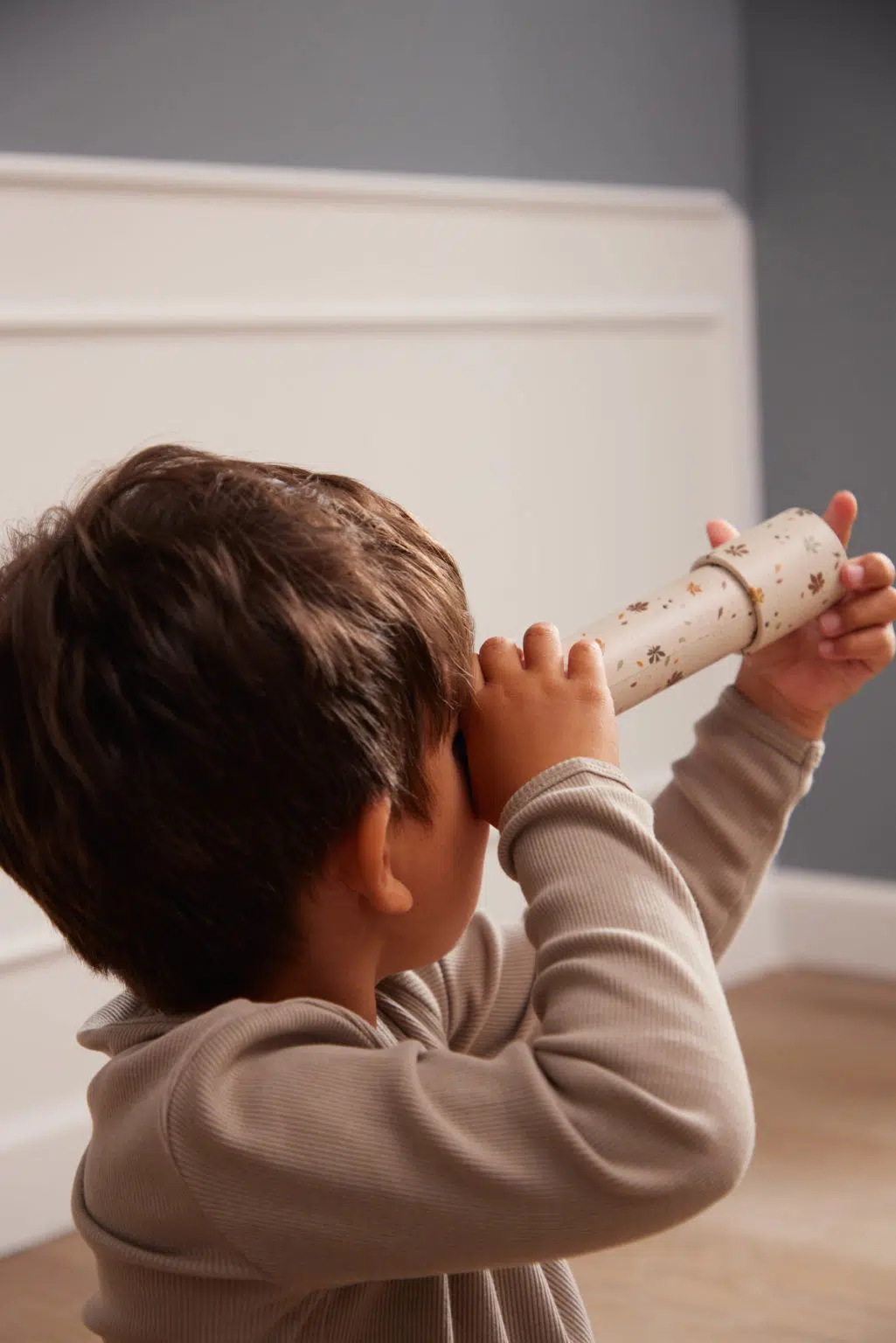 Chestnuts Καλειδοσκόπιο, από 100% χαρτί, για παιδιά ηλικίας 3-5 ετών, με το οποίο παίζει ένα παιδάκι