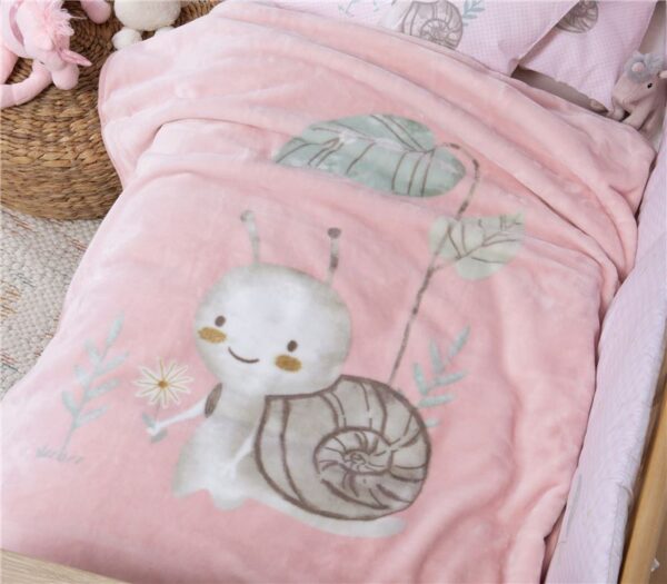 Cute Snail Βρεφική Κουβέρτα 2 Διαστάσεις στρωμένη σε κρεβάτι