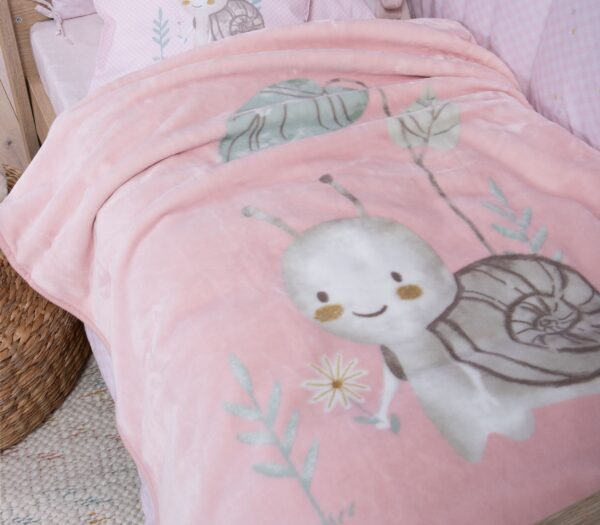 Cute Snail Βρεφική Κουβέρτα 2 Διαστάσεις στρωμένη σε κρεβάτι
