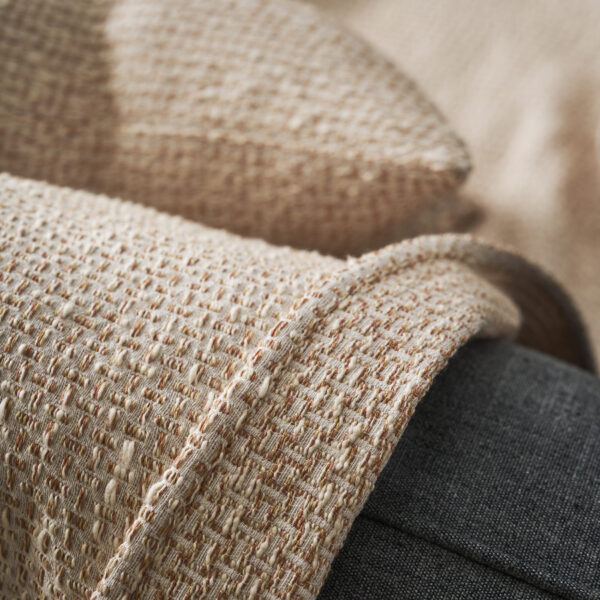 Quina Ριχτάρι Beige/Brick 4 Διαστάσεις στρωμένο σε καναπέ
