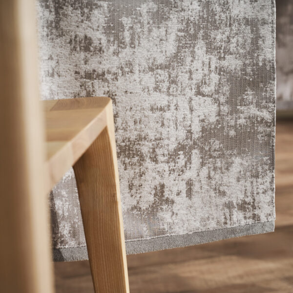 Vanora Runner Cloud Grey στρωμένο σε τραπέζι