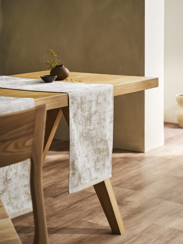Vanora Runner Offwhite στρωμένο σε τραπέζι