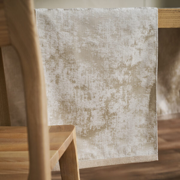 Vanora Runner Offwhite στρωμένο σε τραπέζι
