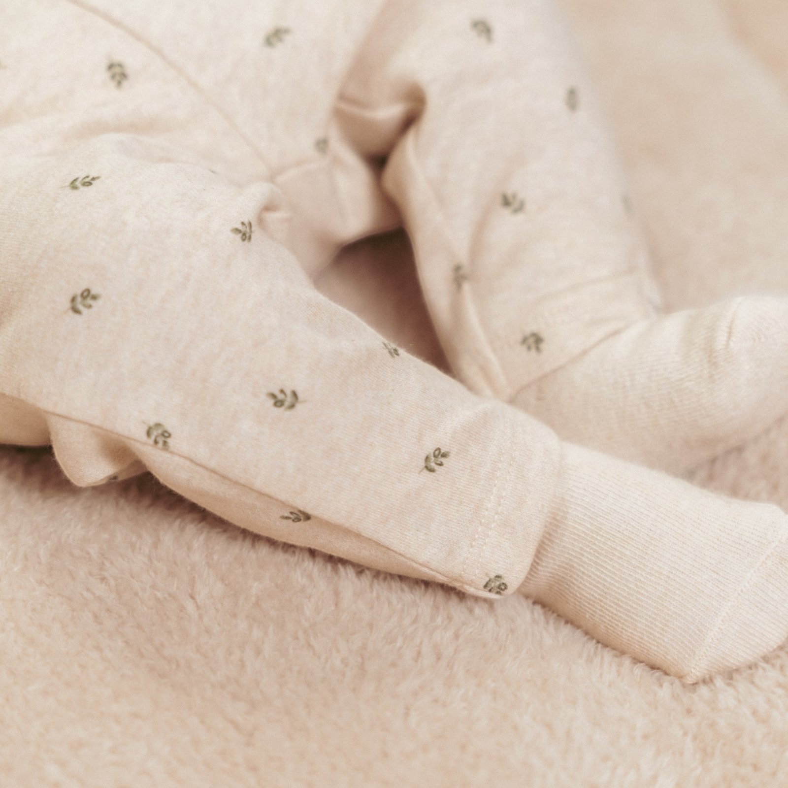 Green Leaves Κολάν 2 Μεγέθη φορεμένο από ένα βρέφος