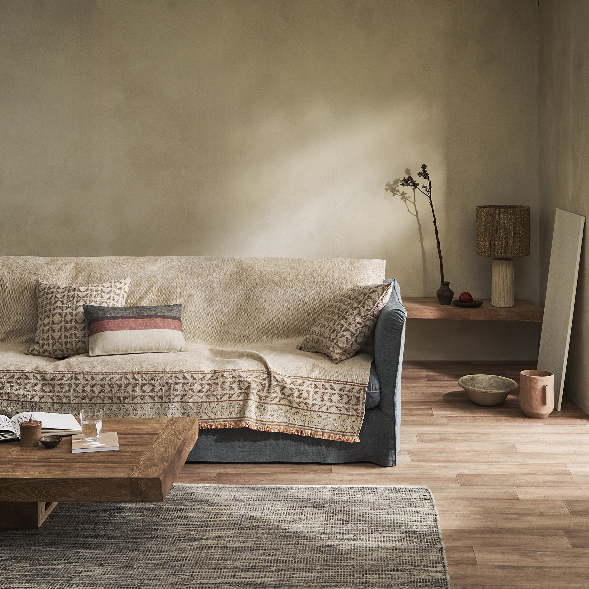Indira Ριχτάρι Grain Beige 4 Διαστάσεις στρωμένο σε καναπέ