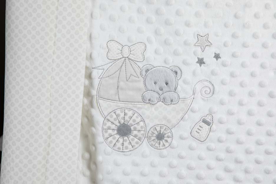 Carrelo Κουβέρτα Εκρού, απλωμένη σε τραπεζάκι