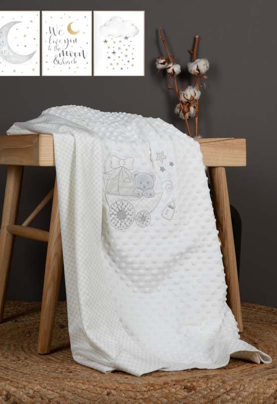 Carrelo Κουβέρτα Εκρού απλωμένη σε τραπεζάκι