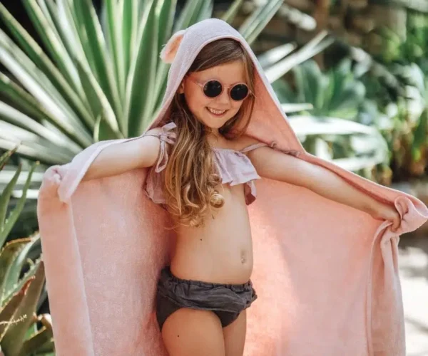 Fly Me To The Moon Πετσέτα Bamboo Kid Nude φορεμένη από ένα παιδάκι