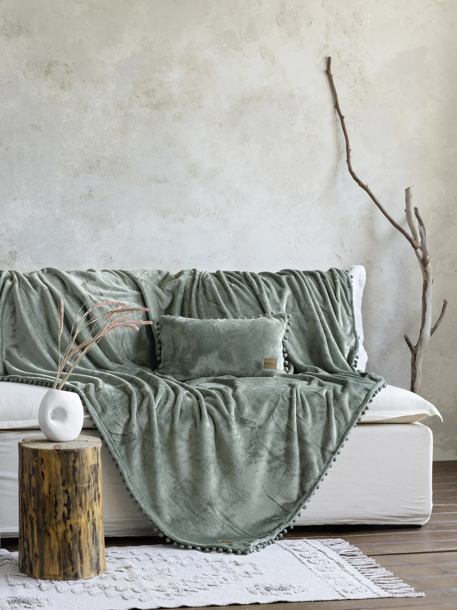 Macia Ριχτάρι Sage Green στρωμένο σε καναπέ