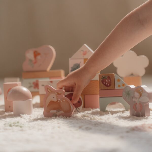 Fairy Garden Σετ Ξύλινα Τουβλάκια, με τα οποία παίζει ένα παιδάκι