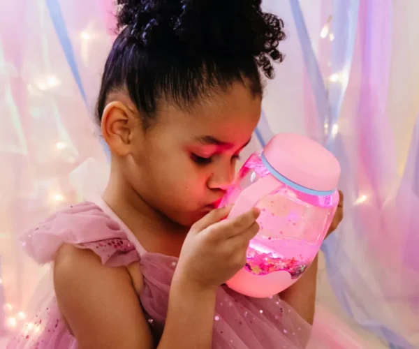 Sensory Jar Pink Bubblegum, με το οποίο παίζει ένα βρέφος