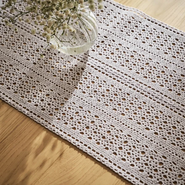 Layla Runner Mauve στρωμένο σε τραπέζι