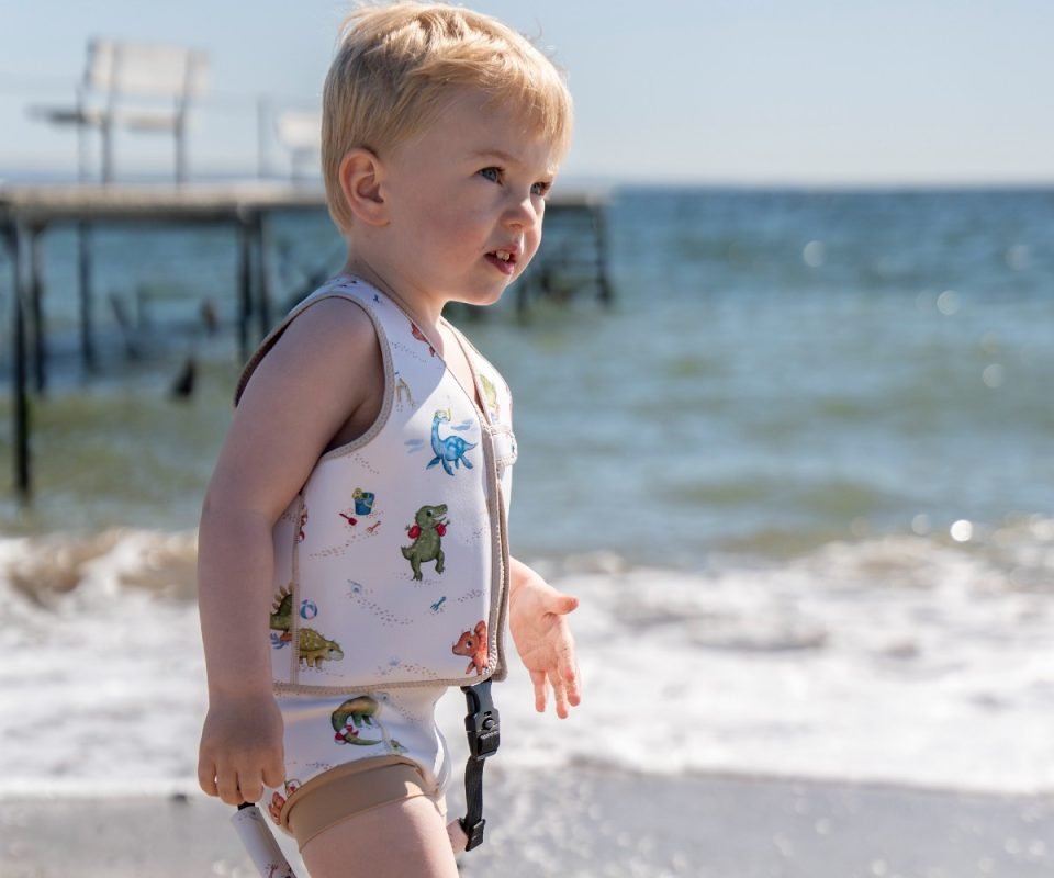 Dino Beach Swim Vest 3 Μεγέθη, φορεμένο από ένα παιδάκι