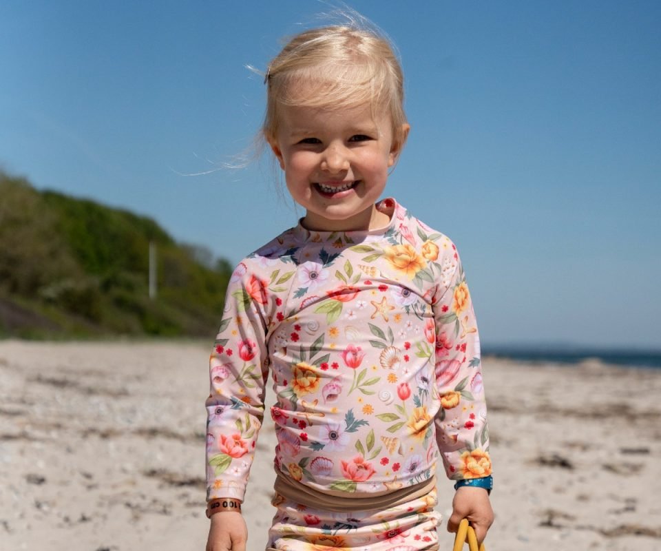 Ocean Blossom Baby Swim Pants φορεμένο από ένα βρέφος