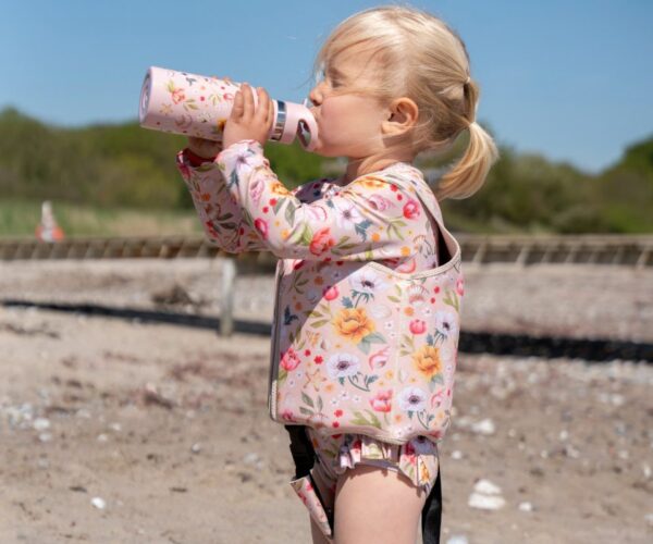 Ocean Blossom Stainless Steel Water Bottle, το οποίο χρησιμοποιεί ένα παιδάκι