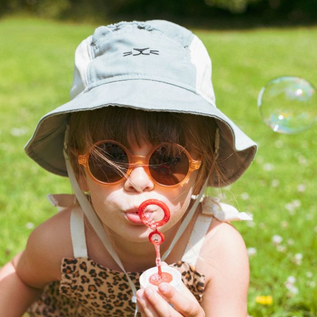 Camper Λιονταράκι Καπέλο Με Προστασία UPF50+, φορεμένο από ένα παιδάκι