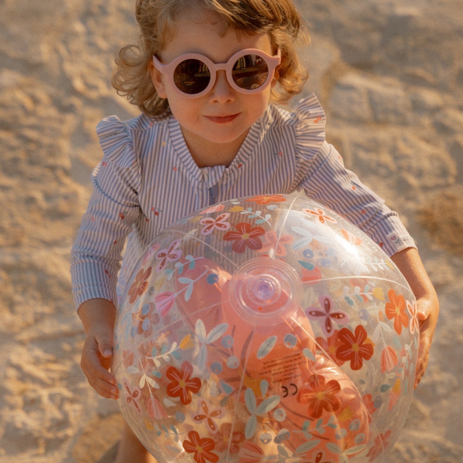 Pink Flowers 3D Μπάλα Παραλίας, την οποία κρατάει ένα παιδάκι