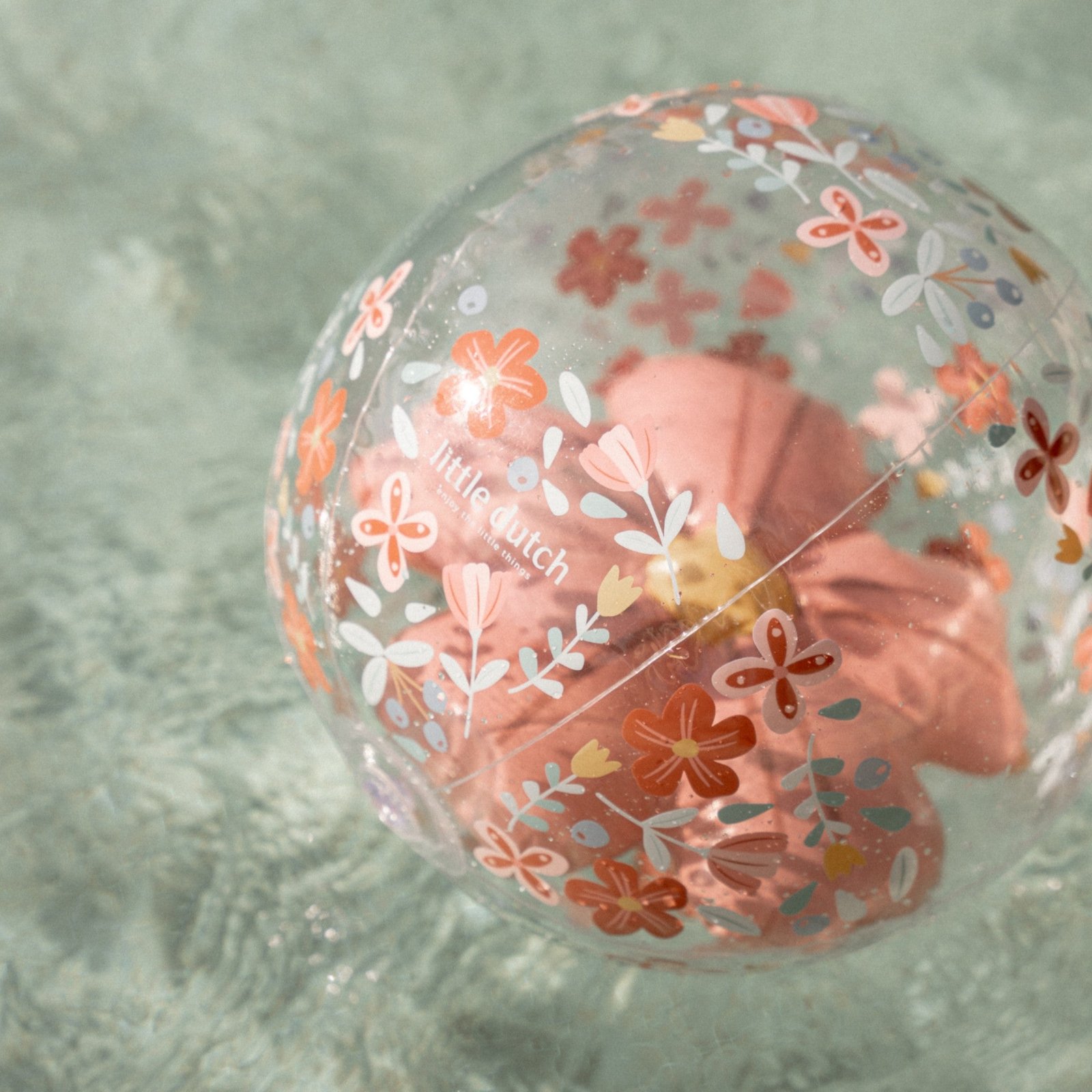 Pink Flowers 3D Μπάλα Παραλίας, η οποία επιπλέει στο νερό