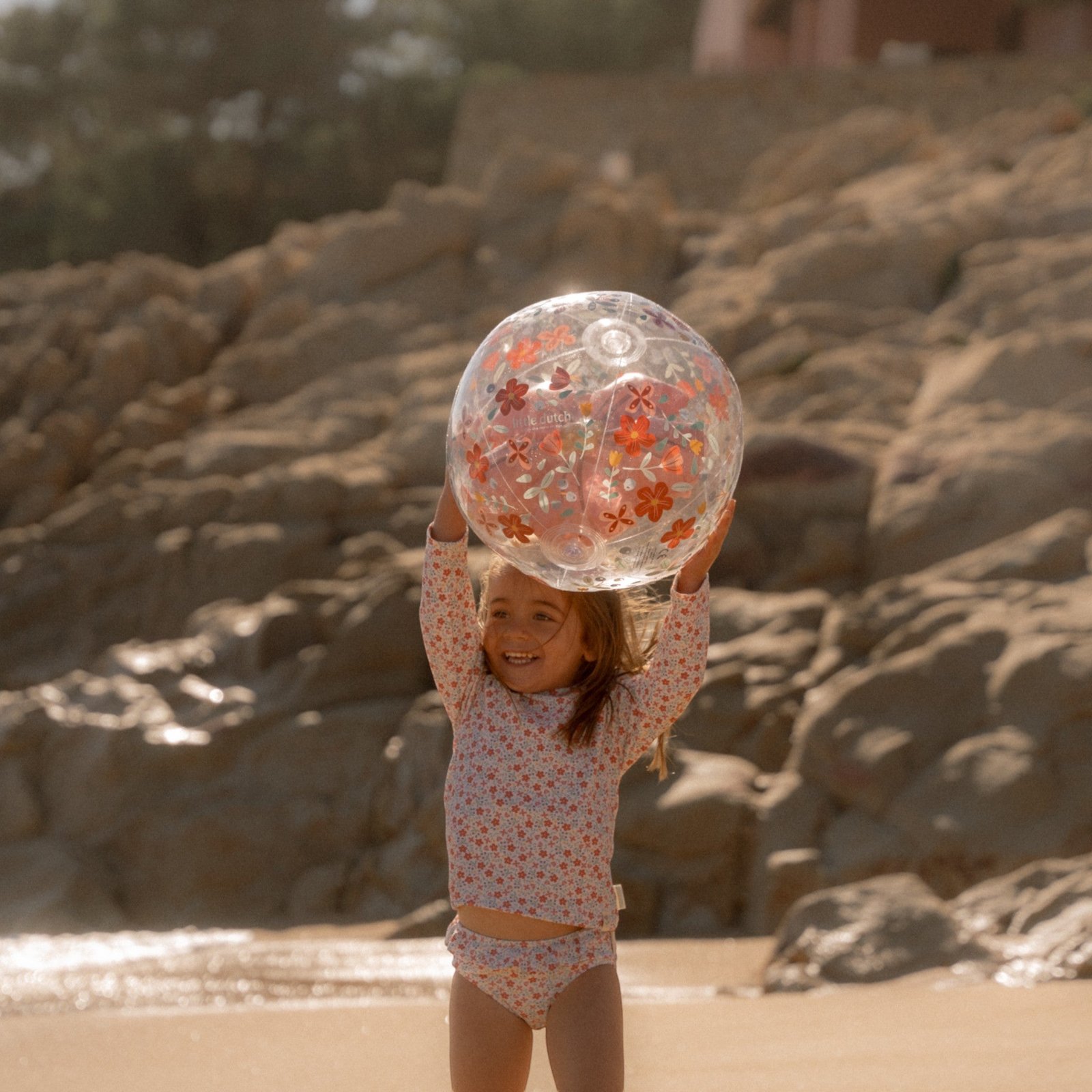 Pink Flowers 3D Μπάλα Παραλίας, την οποία κρατάει ένα παιδάκι