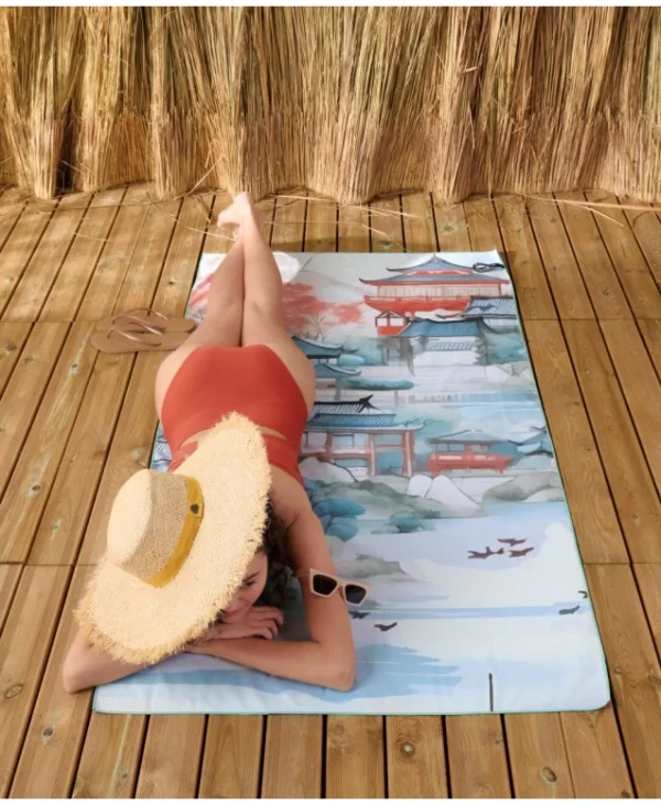 Resort 2516 Πετσέτα Θαλάσσης πάνω στην οποία ξαπλώνει μια γυναίκα