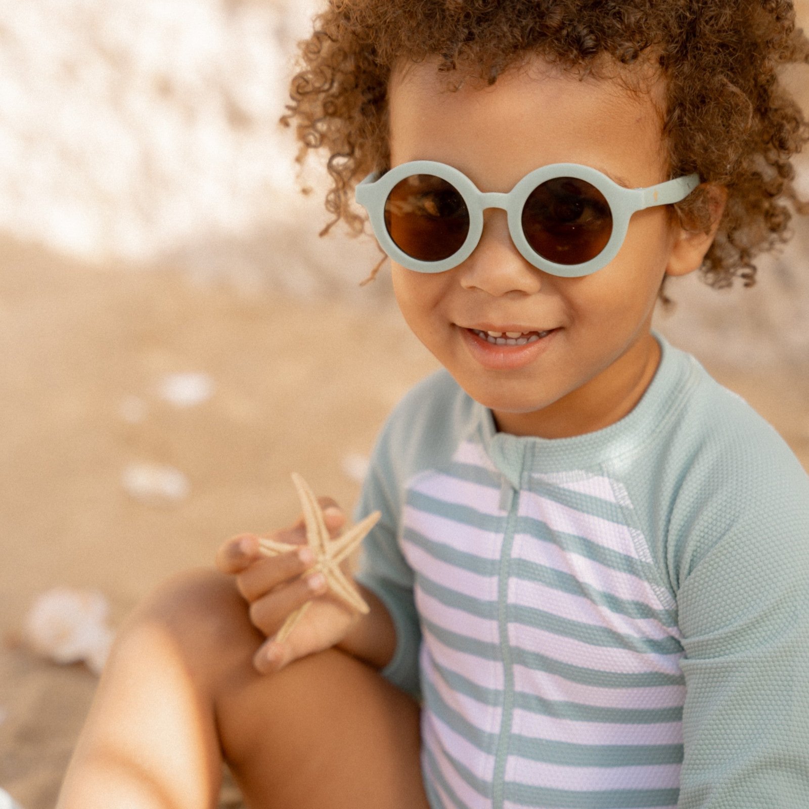 Sea Παιδικά Γυαλιά Ηλίου Green με προστασία UV400, φορεμένα από ένα παιδάκι