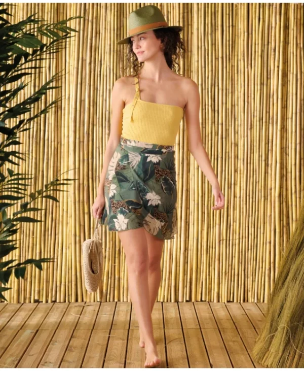 Skirt 253 Φούστα Παραλίας φορεμένη από μια γυναίκα
