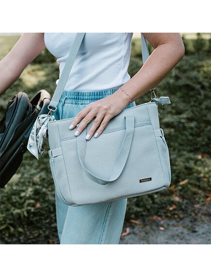 Carmen Τσάντα Αλλαξιέρα Γκρι φορεμένη από μια γυναίκα