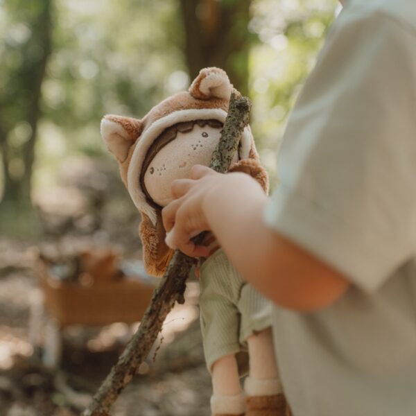 Forest Friend Sam Κούκλα, την οποία κρατάει στο χέρι του ένα παιδάκι
