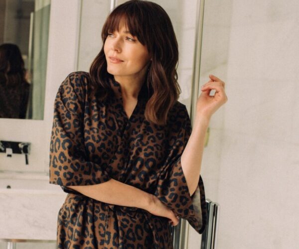 Leopard Choco Bamboo Kimono, φορεμένο από μια γυναίκα