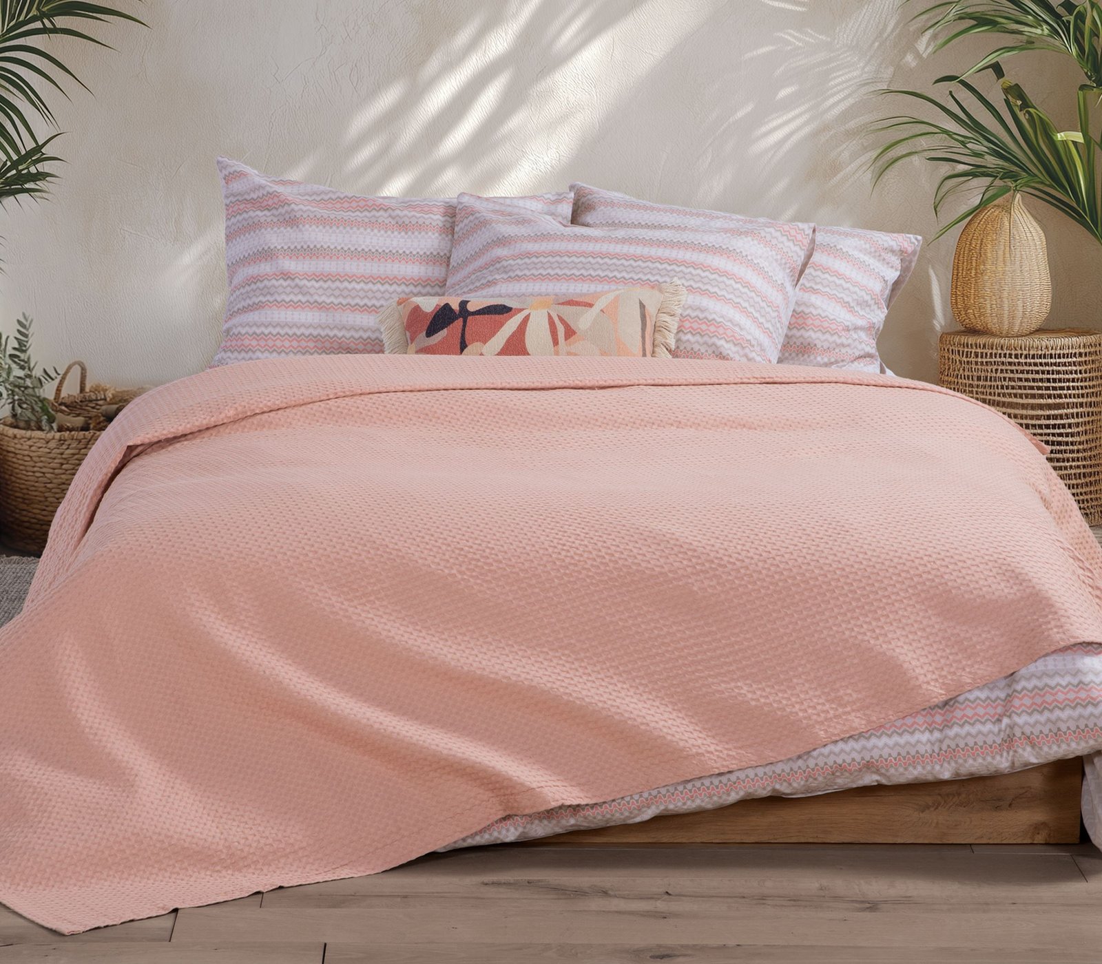 New Golf Κουβέρτα Πικέ Μονή Rose στρωμένη σε κρεβάτι